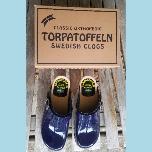 NIB TORPATOFFELN Kids Navy Blue Patent Clogs - Picture 3 of 5